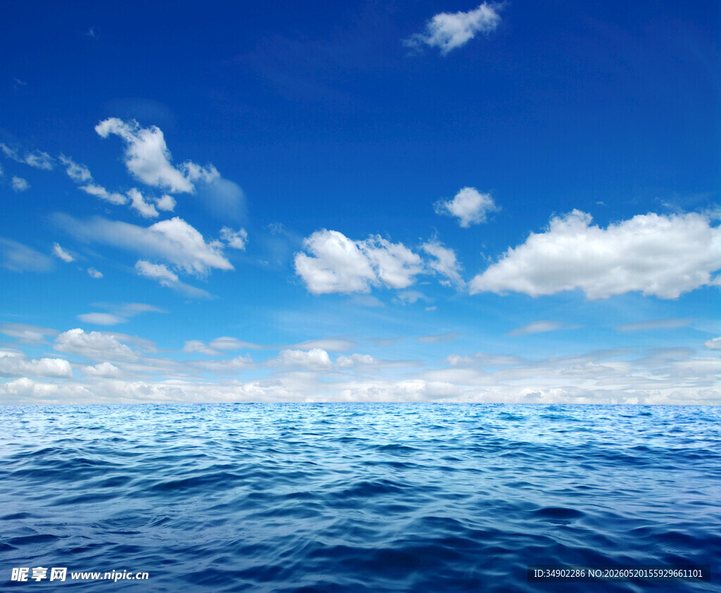 蔚蓝海洋与晴空
