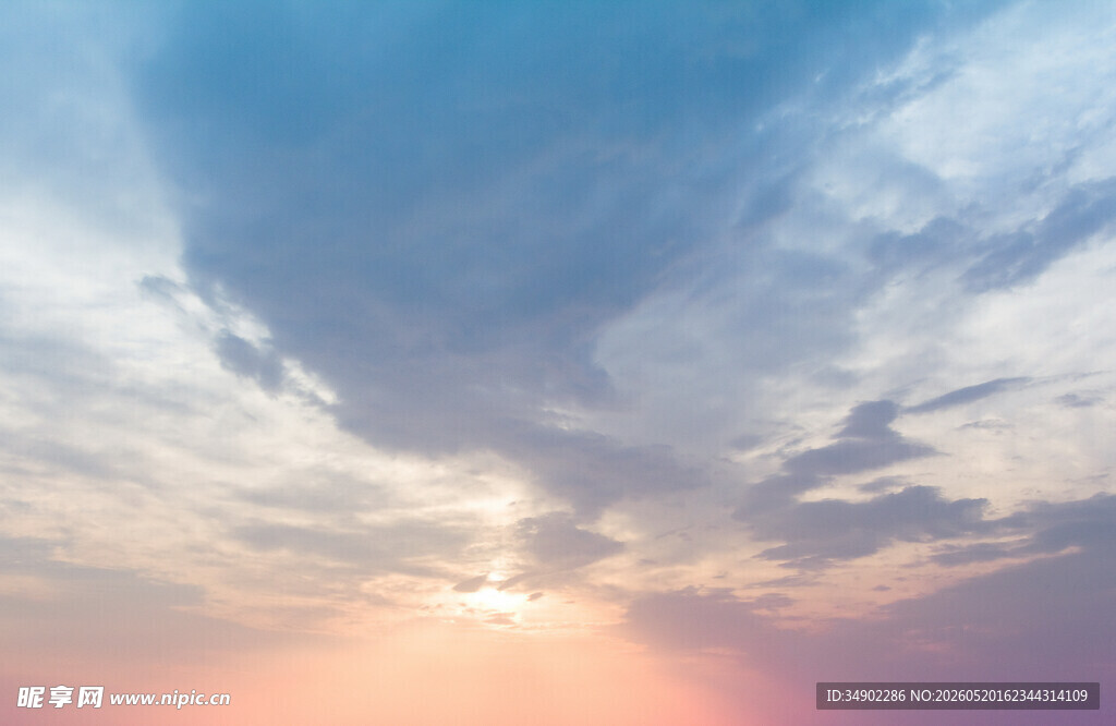 日出时分的梦幻天空美景
