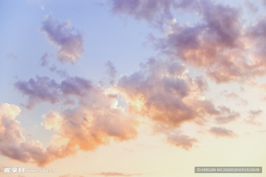 夕阳下的绚烂天空