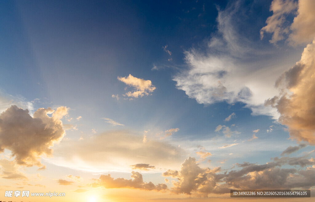 夕阳下的绚丽天空