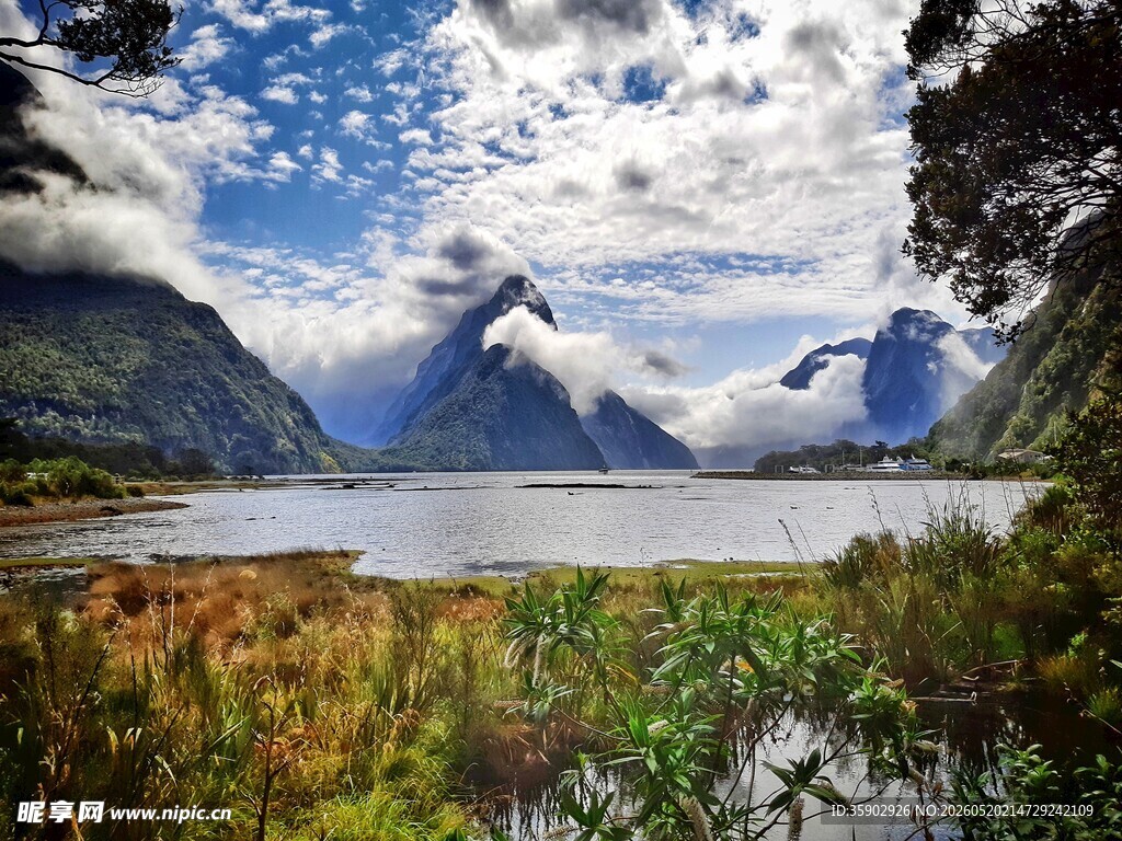 壮丽山间湖泊自然美景