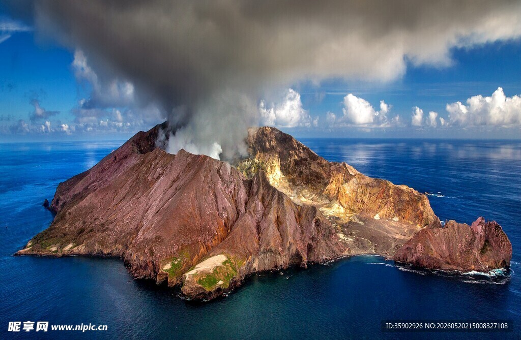 海中孤耸火山岛