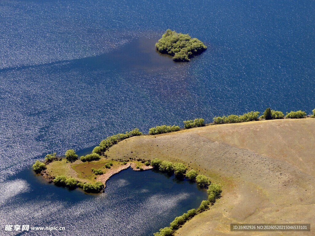 湖畔孤岛与岸边景致