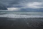 阴沉海边海浪拍岸景象