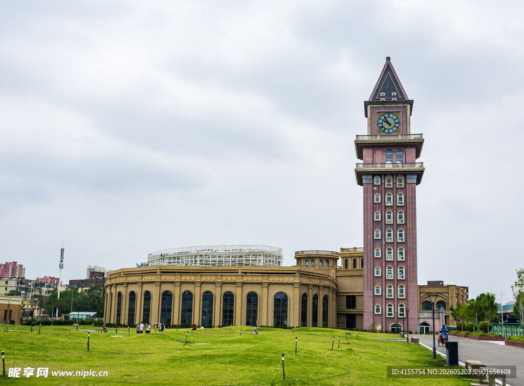 欧式钟楼与圆形建筑景观