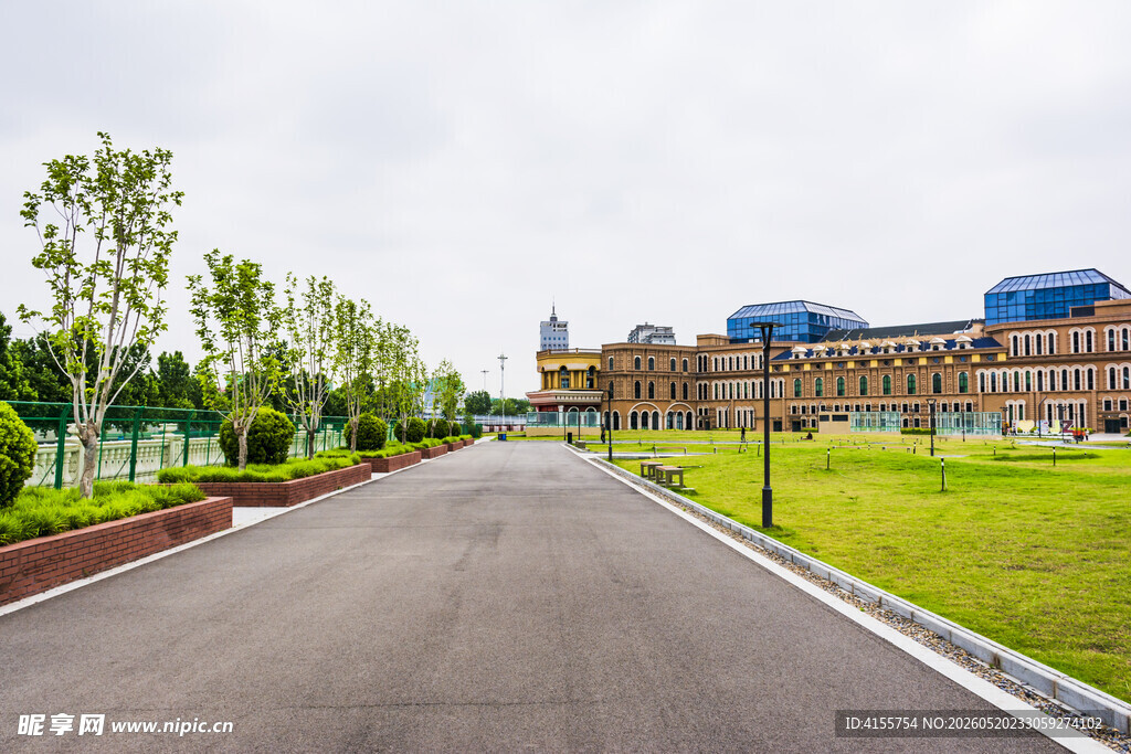 校园宽阔道路与建筑景观