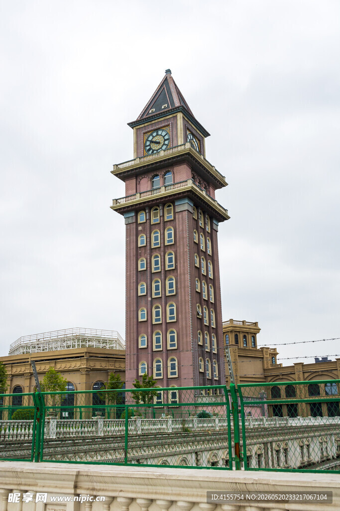 河畔钟楼建筑景观