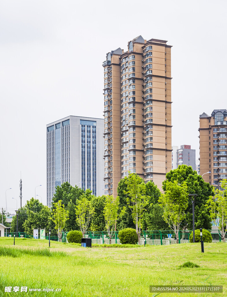 城市绿地旁的高楼景观