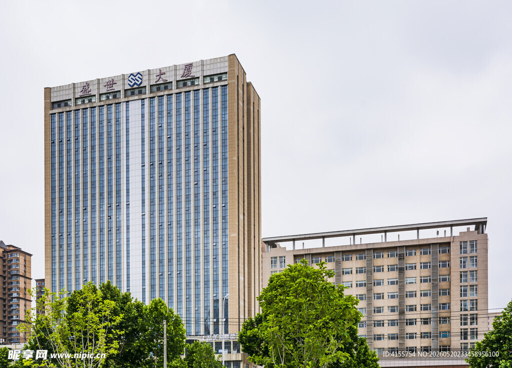 城市中现代高楼与绿树景观
