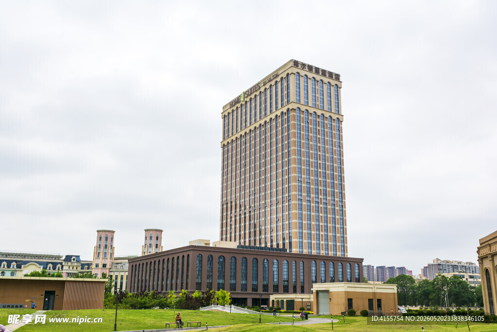 城市中高耸的现代化建筑