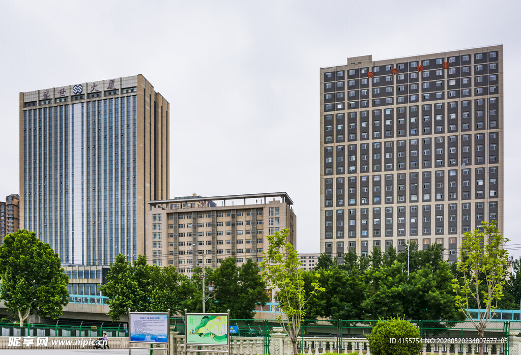 城市高楼与绿树景观