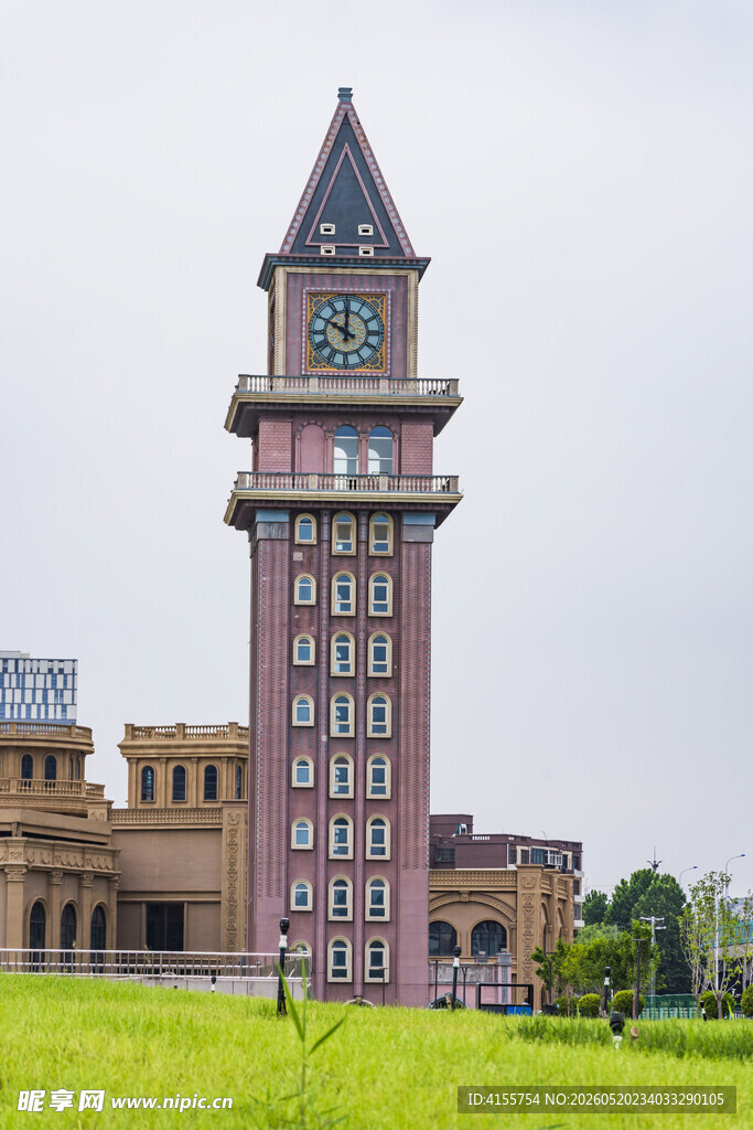 绿草间的复古钟楼建筑