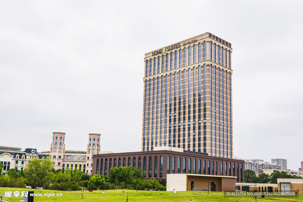 现代高楼矗立城市绿地间