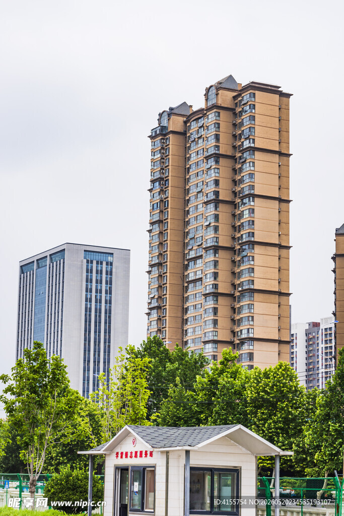 城市高楼旁的小建筑