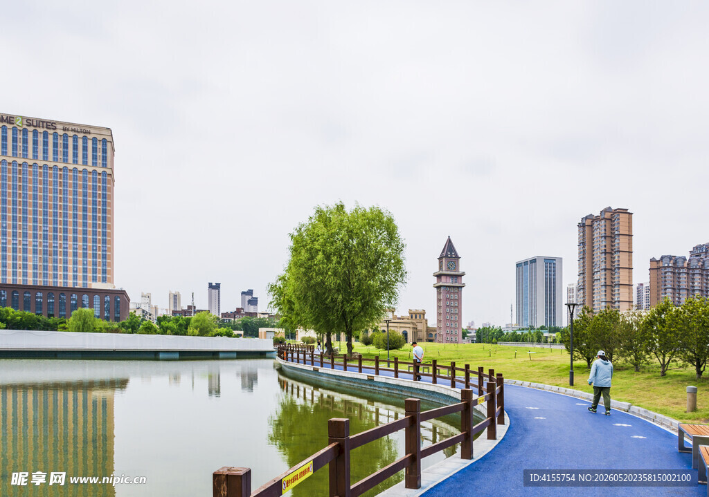 城市河畔漫步风景