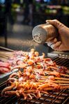 夜市烤串现场撒料瞬间