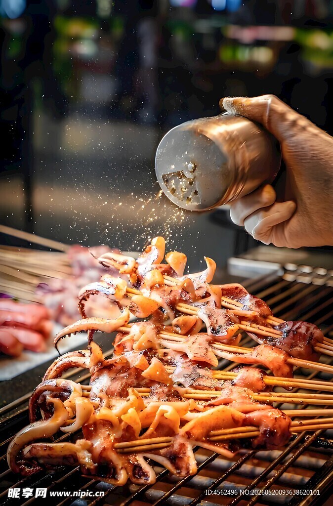 夜市烤串现场撒料瞬间