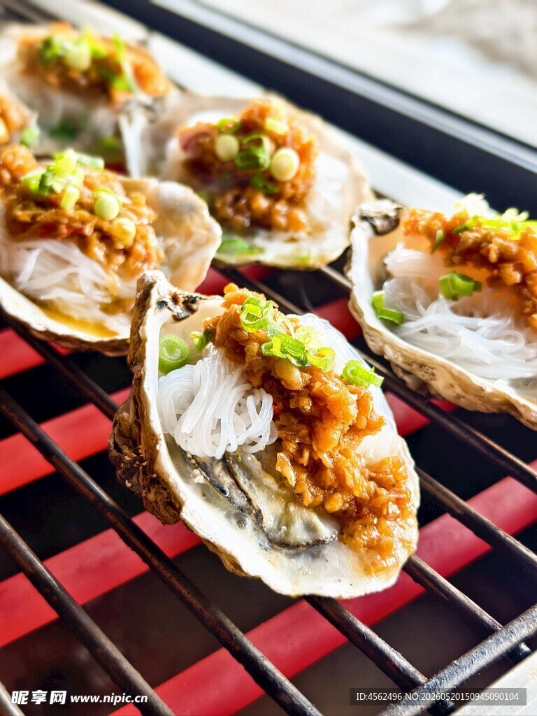 烤架上的美味蒜蓉烤扇贝