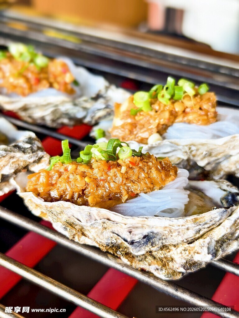 烤架上的美味蒜蓉烤生蚝