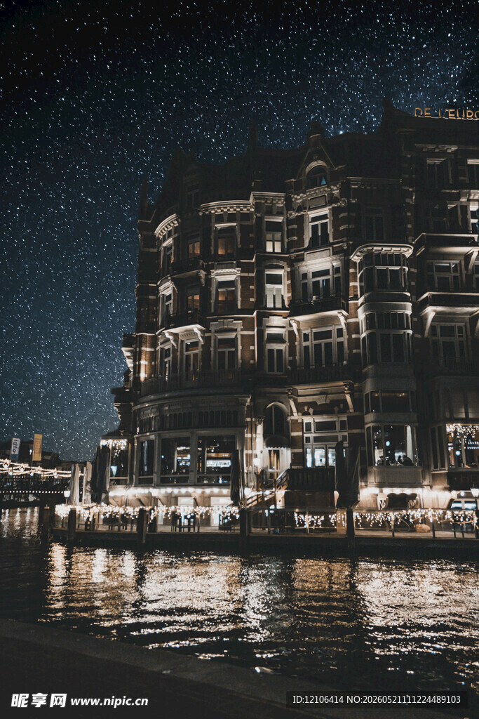 河畔夜景中的璀璨豪华建筑