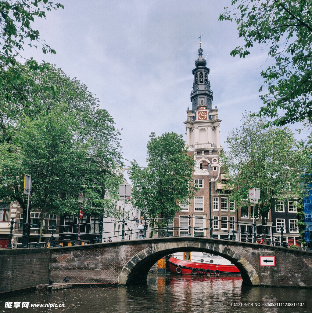 阿姆斯特丹河畔钟楼美景