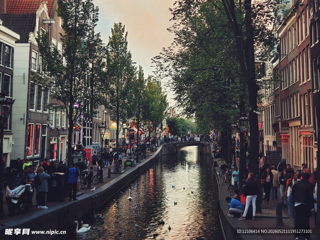 阿姆斯特丹运河畔热闹景象