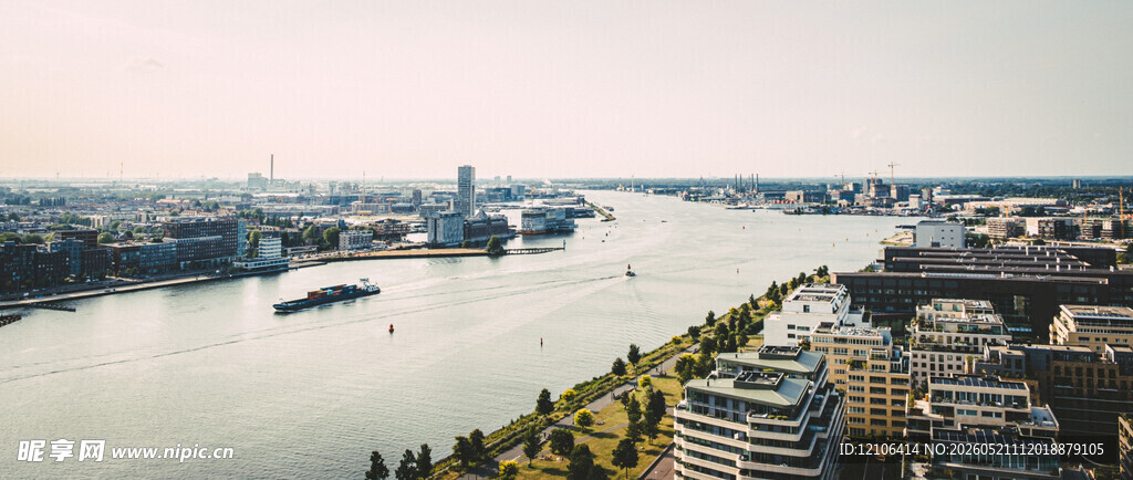 河畔城市风景