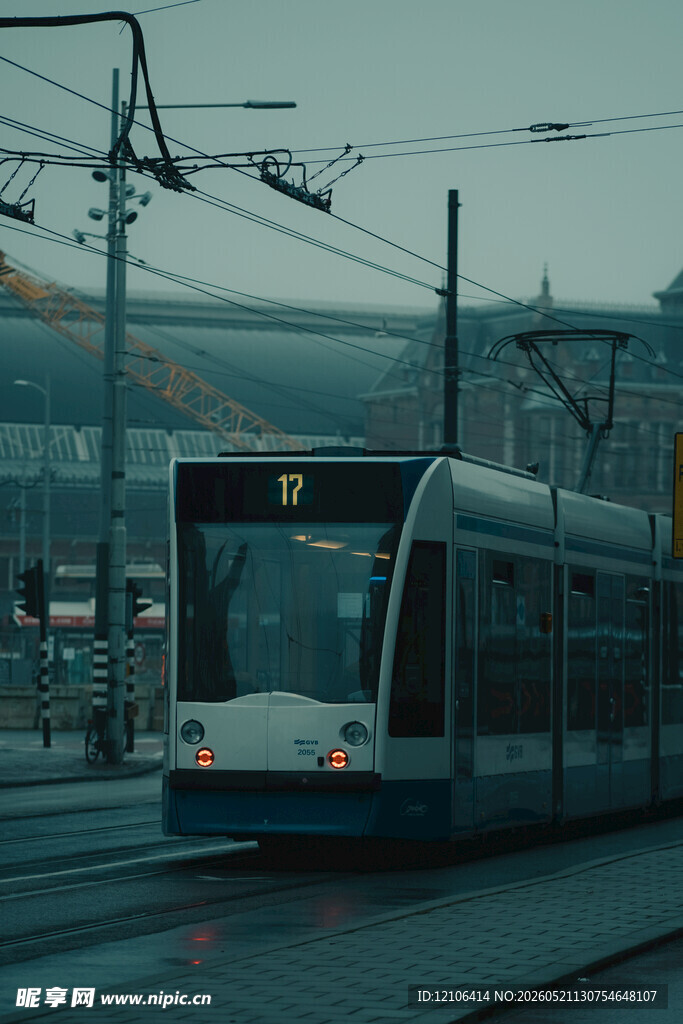 城市夜色中的有轨电车