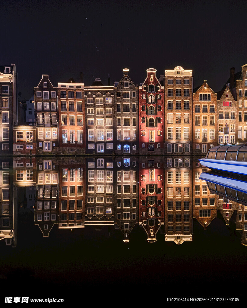 河畔夜景建筑倒影之美