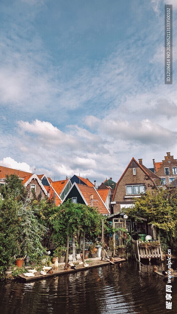 荷兰河畔彩色小屋风景