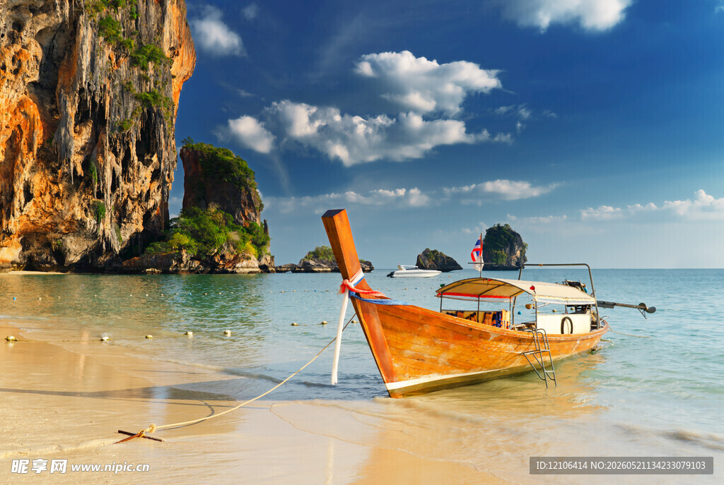 海滩上的长尾船美景