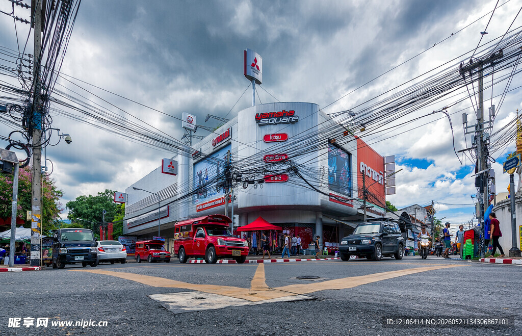城市街角的多彩建筑景观