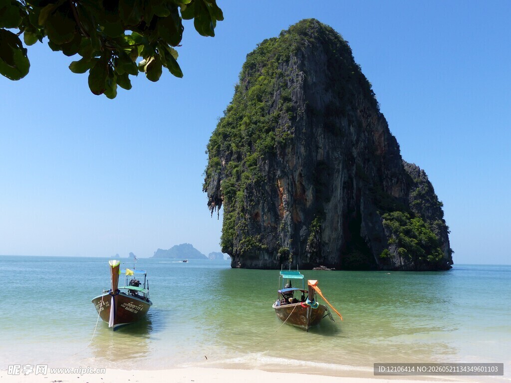 海边美景与两艘小船