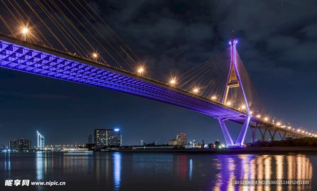 夜晚璀璨的跨海桥梁