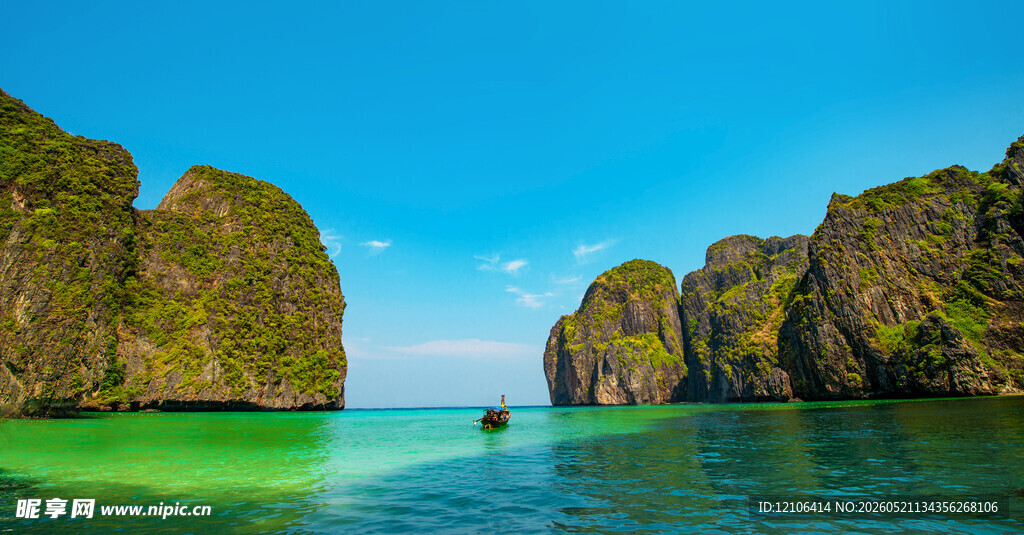 海上奇峰碧绿澄澈水域