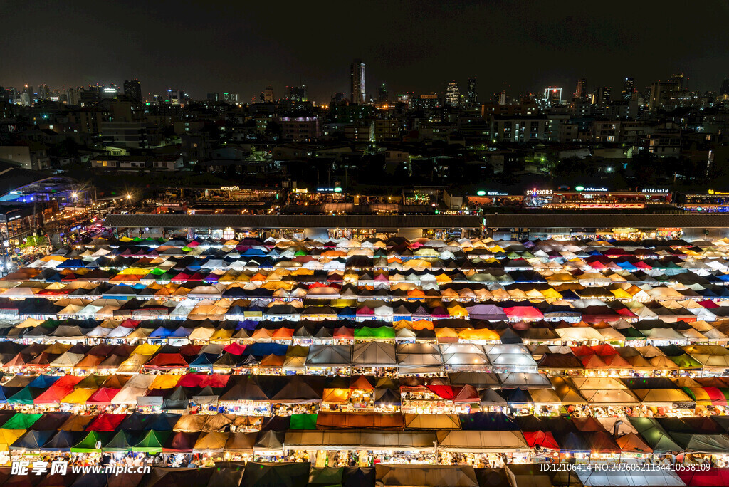 夜间多彩集市全景