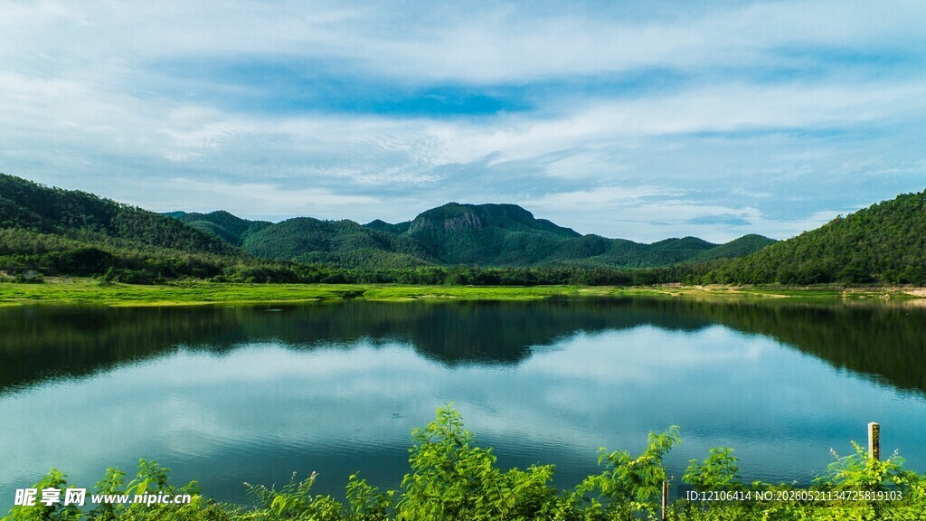 宁静山水湖景风光图