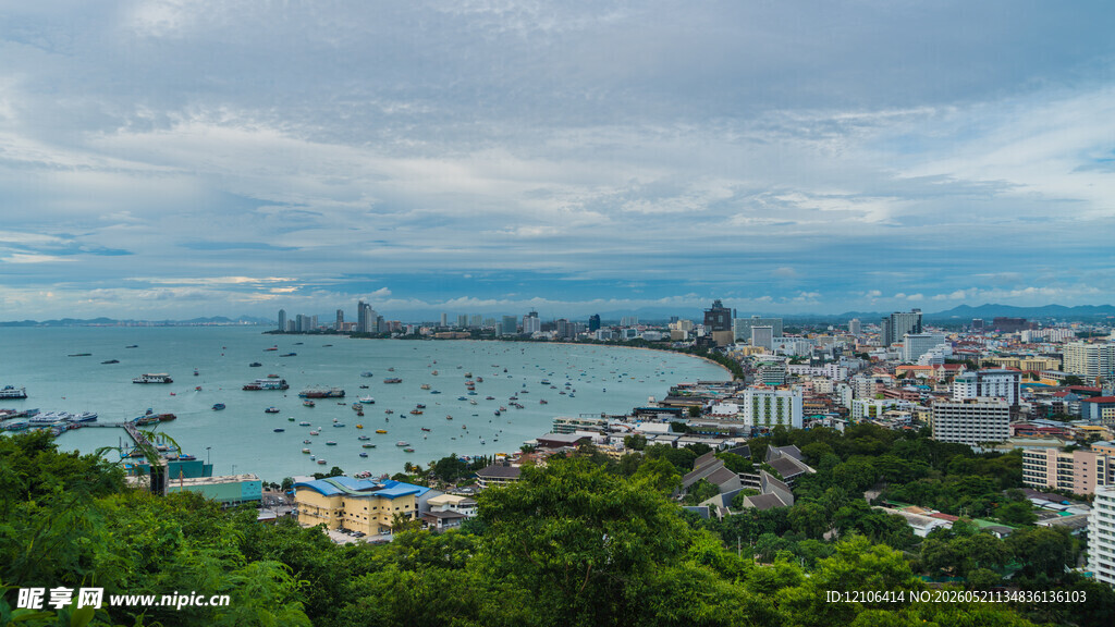 俯瞰海港城市美丽风光