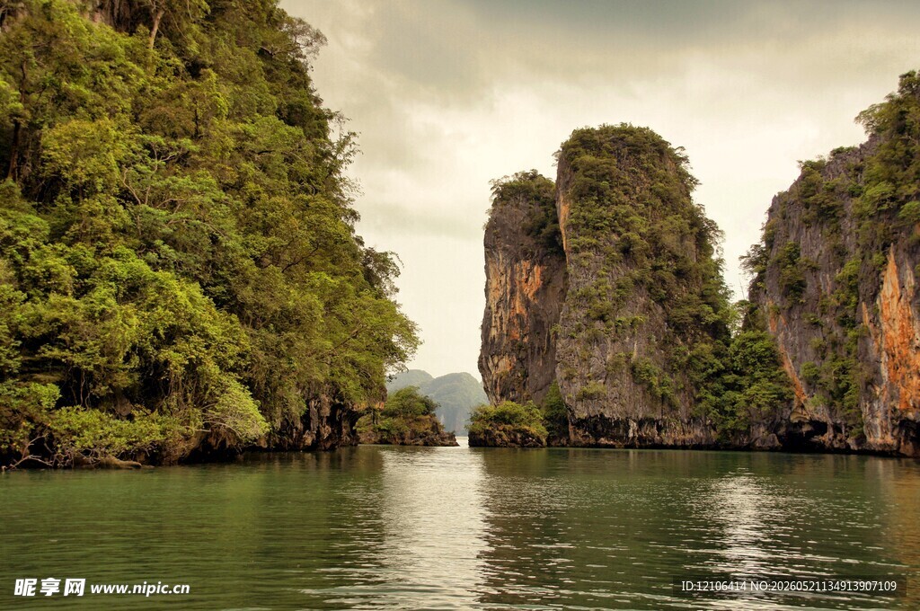 秀丽山水间的独特岩景