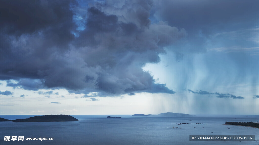 海上暴雨将至的壮阔景象