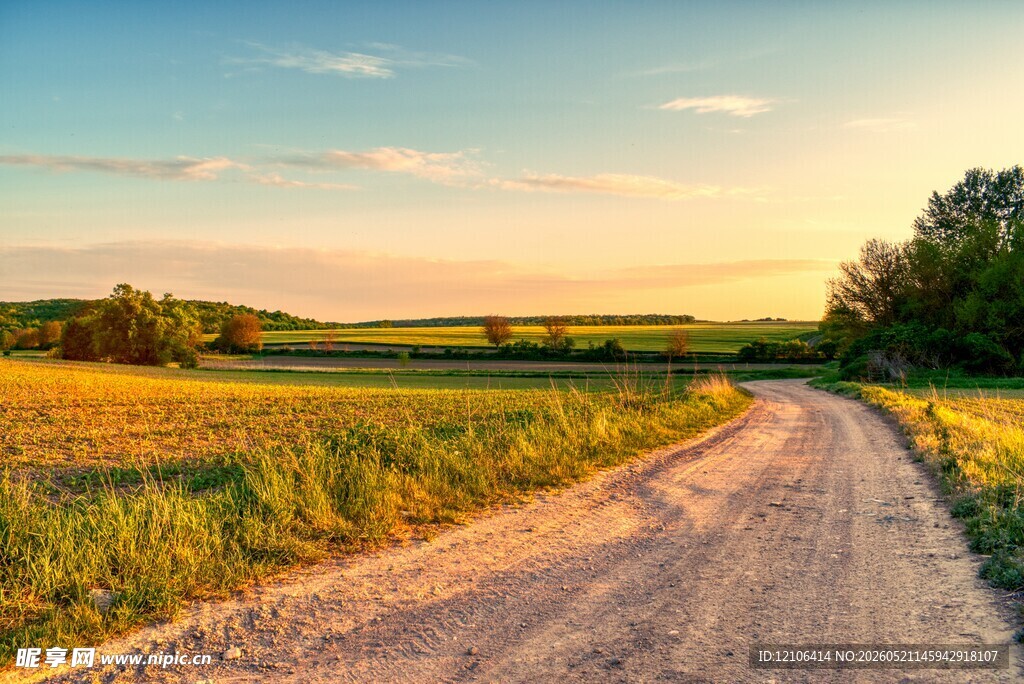 乡村夕阳下的蜿蜒土路