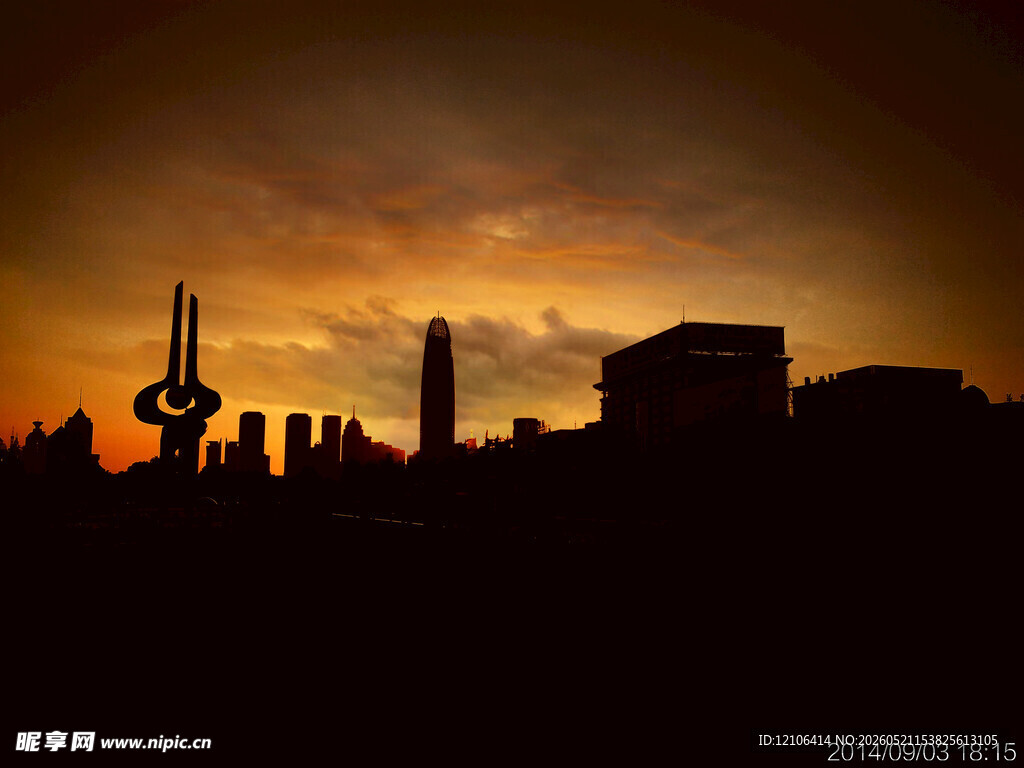 夕阳下的城市建筑剪影