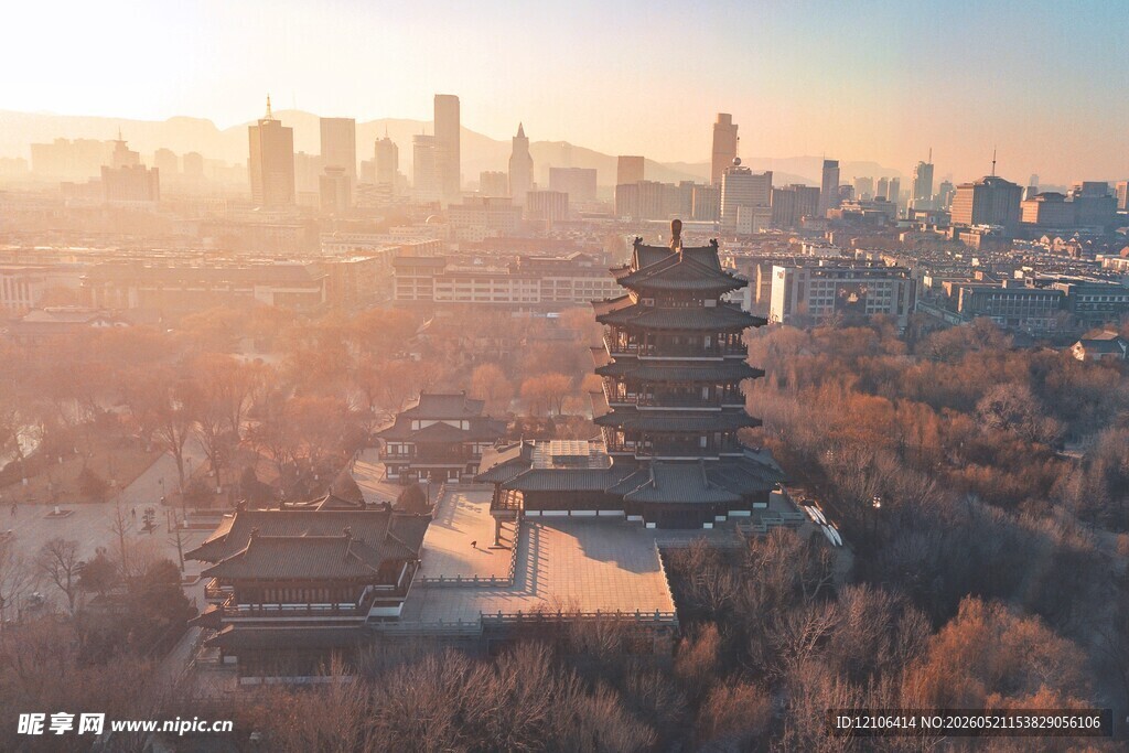 夕阳下的城市古塔景观