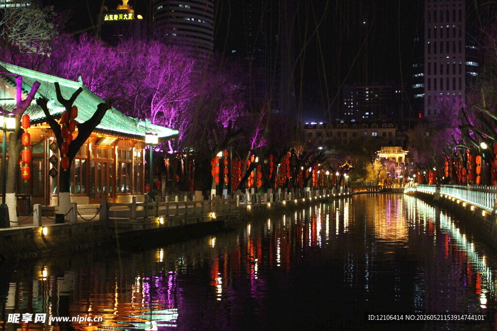 古街夜景河畔璀璨灯火