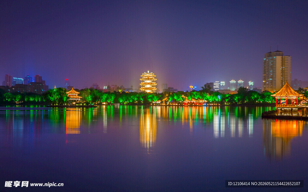 城市河畔璀璨夜景倒影