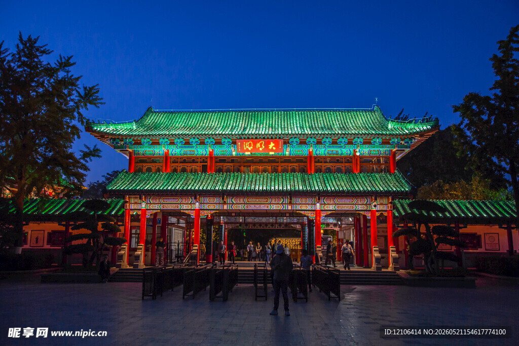 夜幕下的中式古建筑
