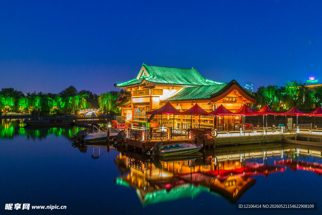 湖畔古建夜景璀璨如画