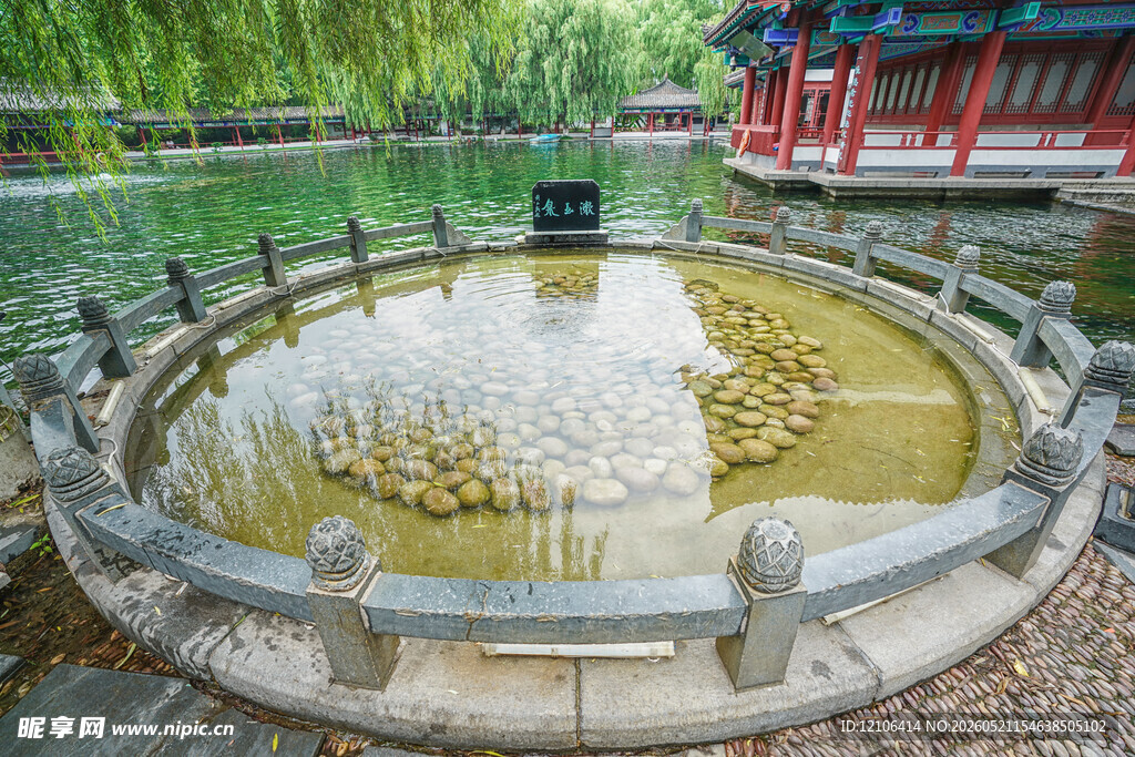 中式园林中的圆形池塘景观