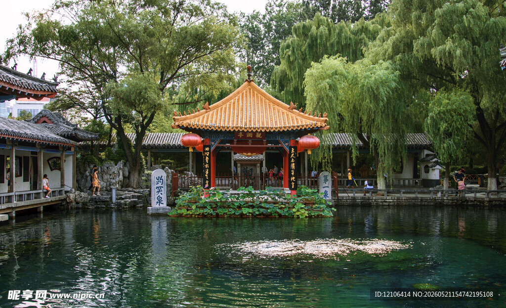 中式园林中的湖心亭景观