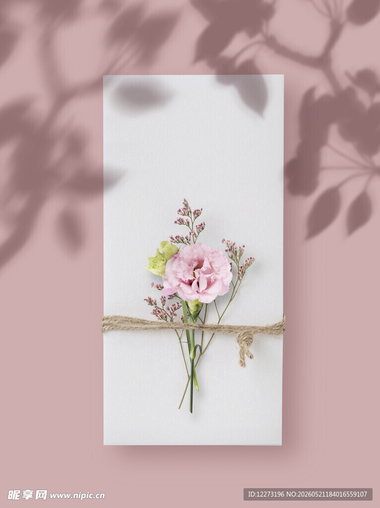 粉色花卉装饰白色卡片